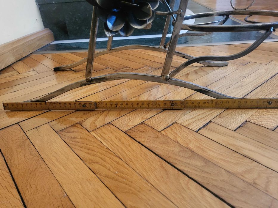 Śliczny kwietnik metalowy na 3 doniczki z motywami róży.