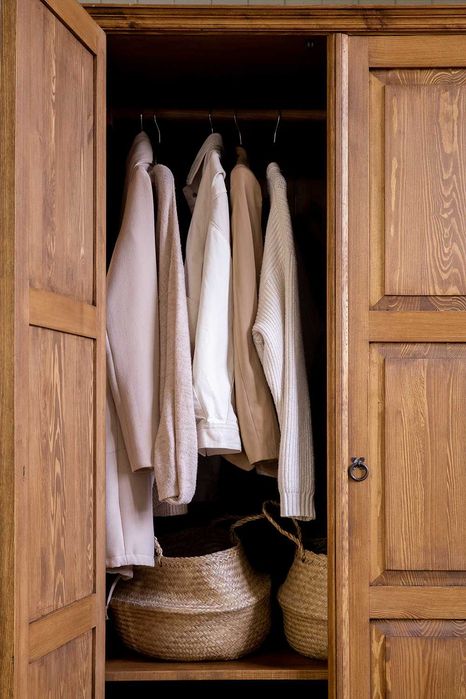 Rustykalna szafa dwudrzwiowa z szufladami, drążek na ubrania