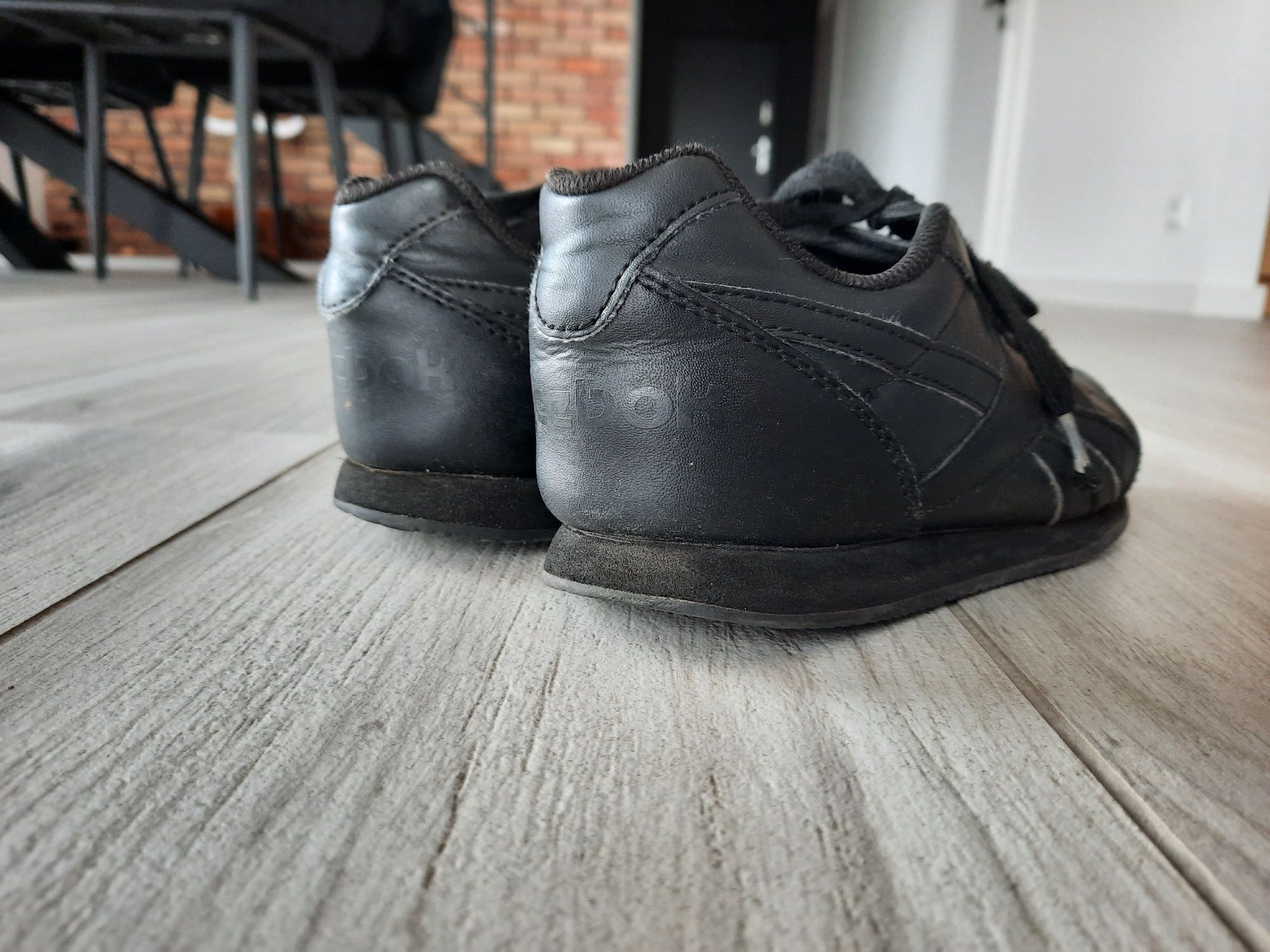 Sprzedam buty skórzane Reebok rozmiar 35