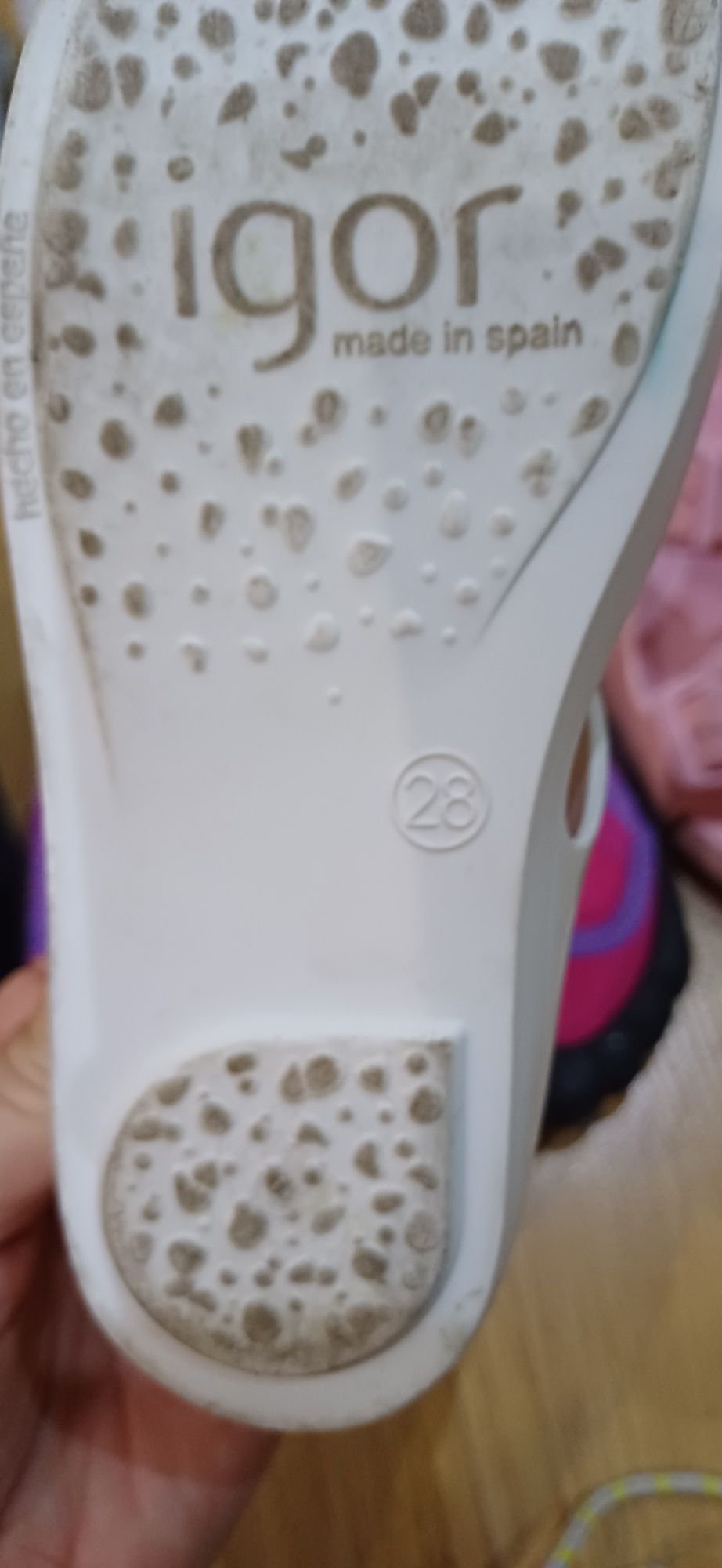 Vários sapatos para menina. E Muito bom estado. Limpos e desinfectados