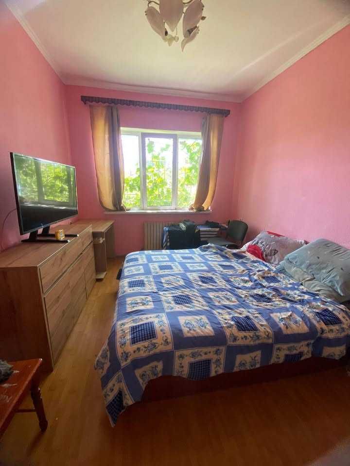 Продам 2-поверховий будинок з сауною та басейном,вул.Червонослобідська