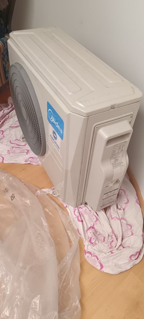 Ar condicionado máquina exterior e bombas de água