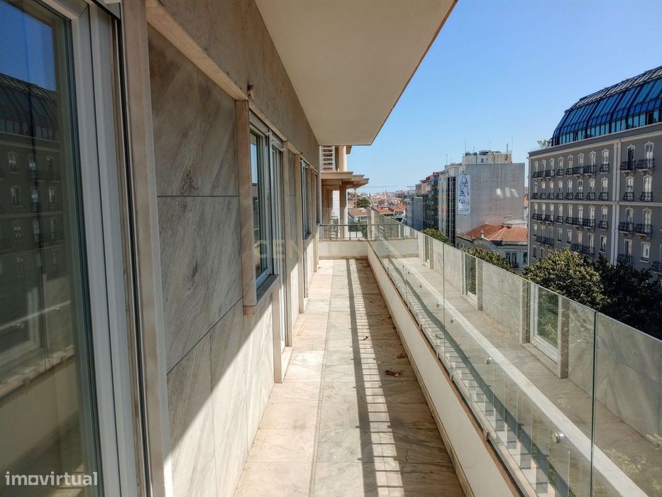 T4 com varandas incríveis no coração do Saldanha – Casal Ribeiro