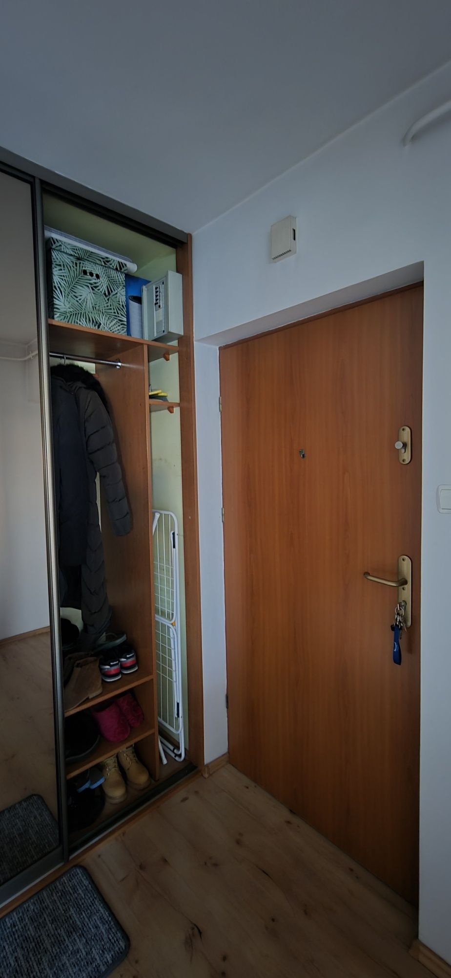 Sprzedam szafę przesuwną.