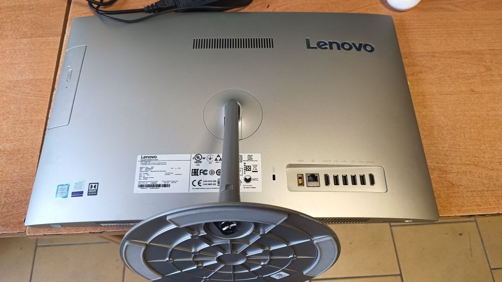 Komputer Lenovo all in one 520-24IKU