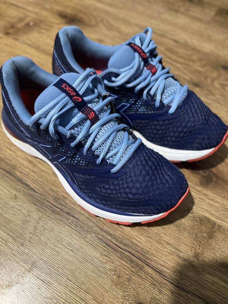 Кросівки asics.