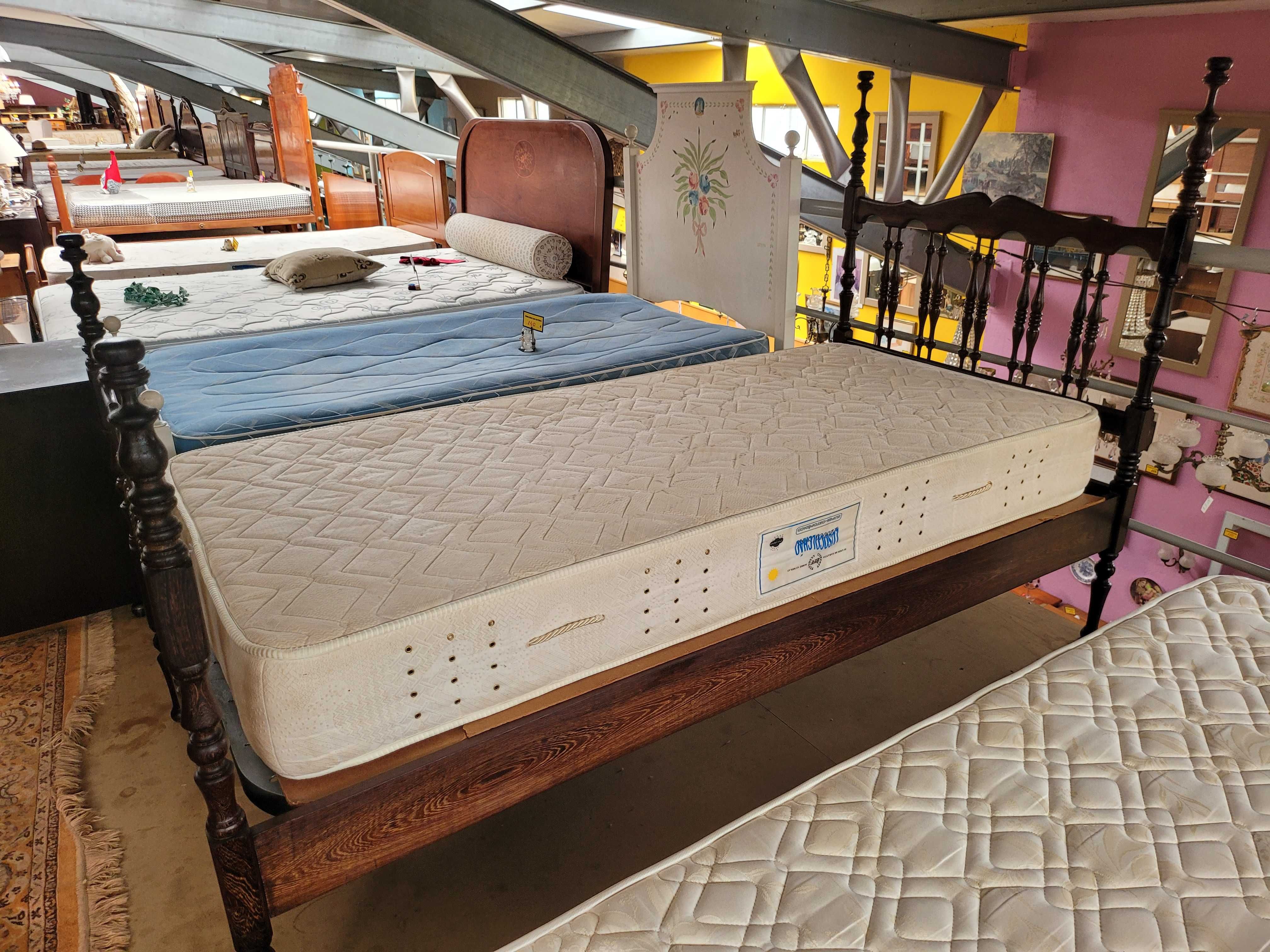 Cama de solteiro em madeira com estrado e colchão - Bom e
