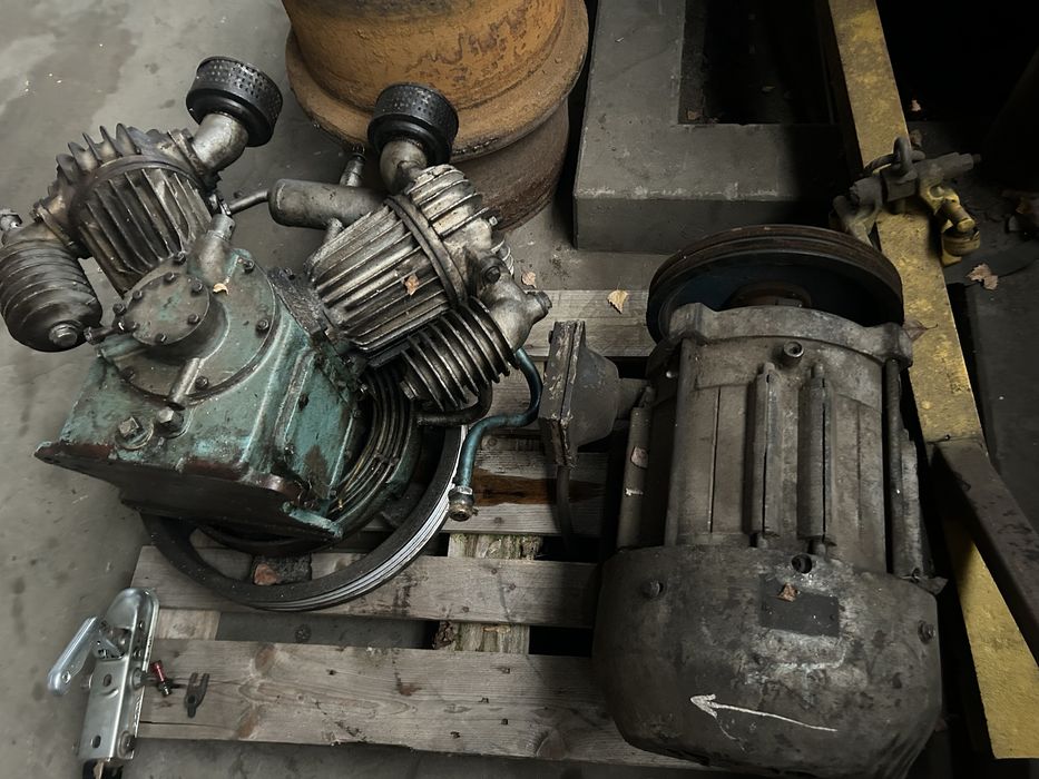 Поршневий повітряний компресор з двигуном