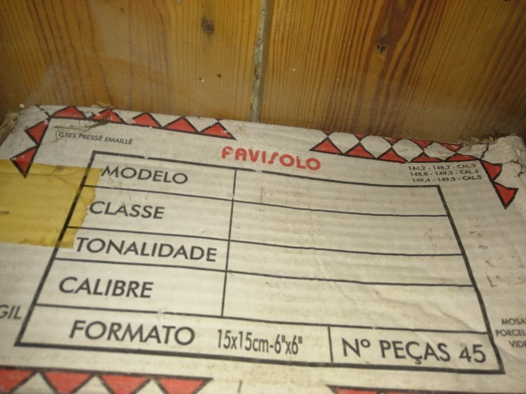 3 caixas 45 azulejos Pavigres mate 15 X 15 cm (preto, branco e amarelo