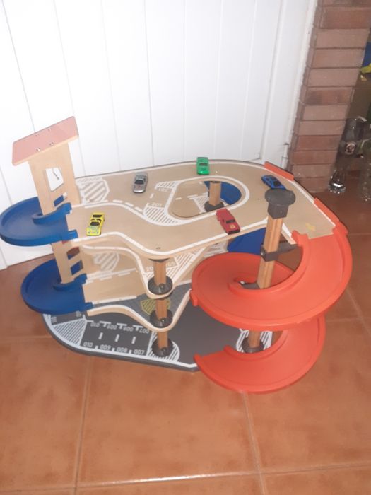 Brinquedo pista em madeira e carrinhos