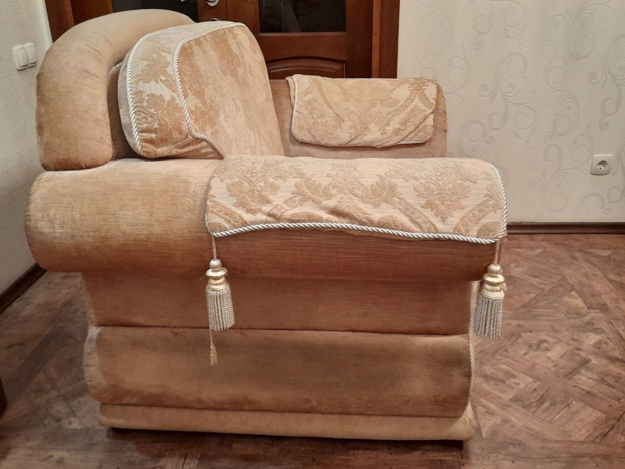 Продам диван (раскладной) и кресло  Италия