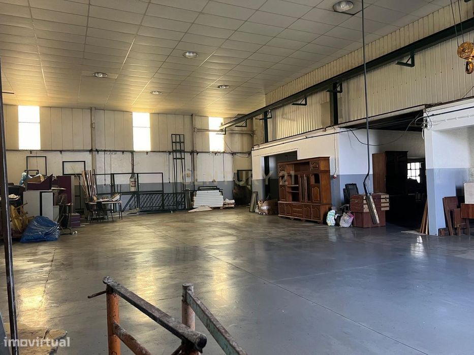 Pavilhão destinado a armazém ou atividade Industrial