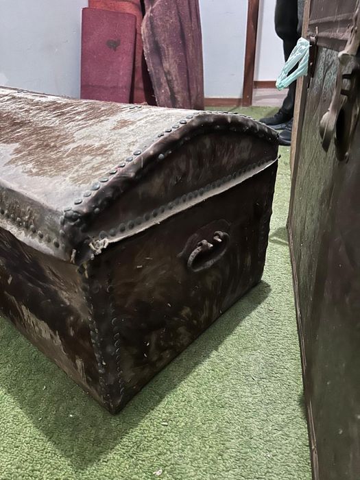 Arca de madeira e pelo com as medidas na imagem