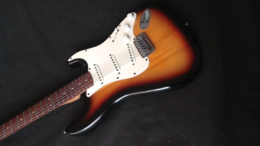 Guitarra FENDER® Stratocaster