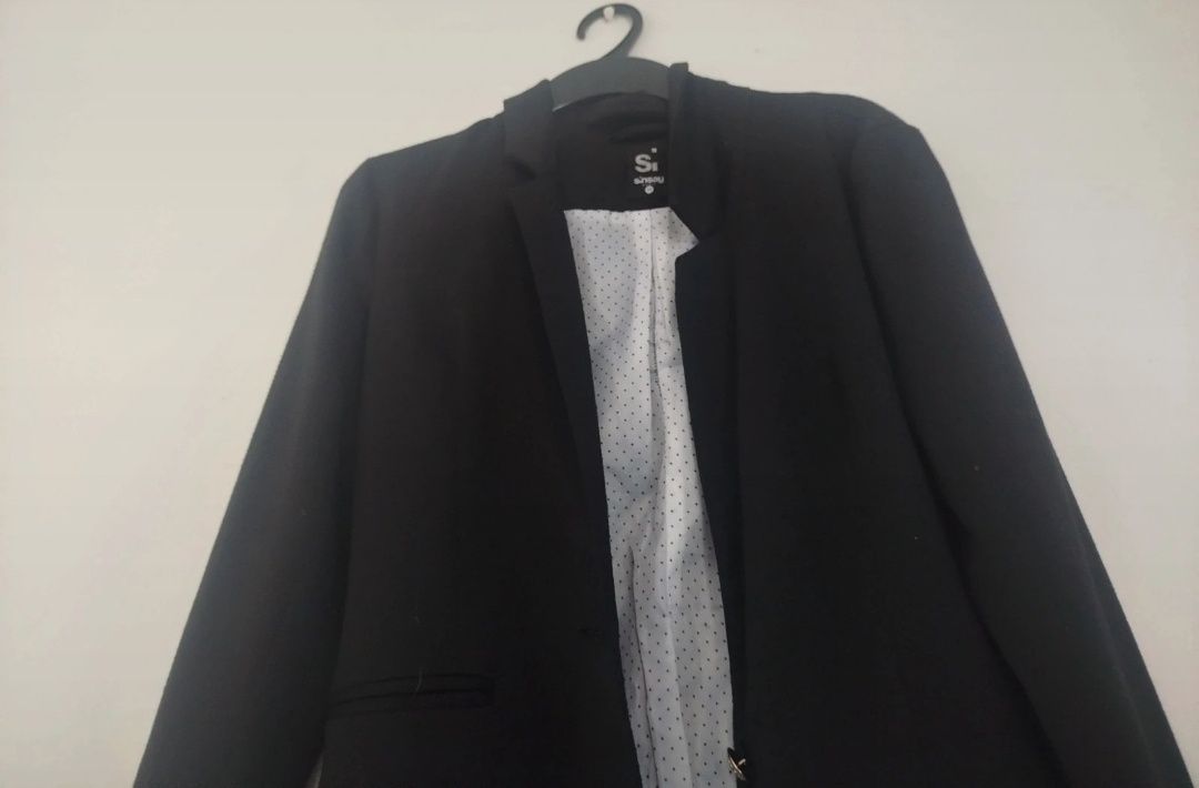 Czarna marynarka piękna elegancka