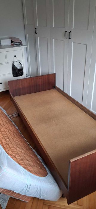 Sprzedam dwa łóżka drewniane do sypialni