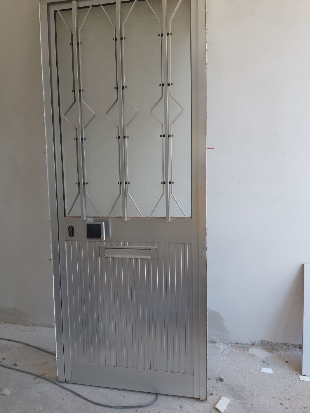 Porta com aro e 5 janelas  em alumínio .
