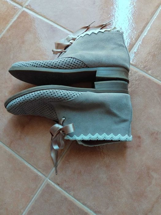 Botas com detalhe de renda