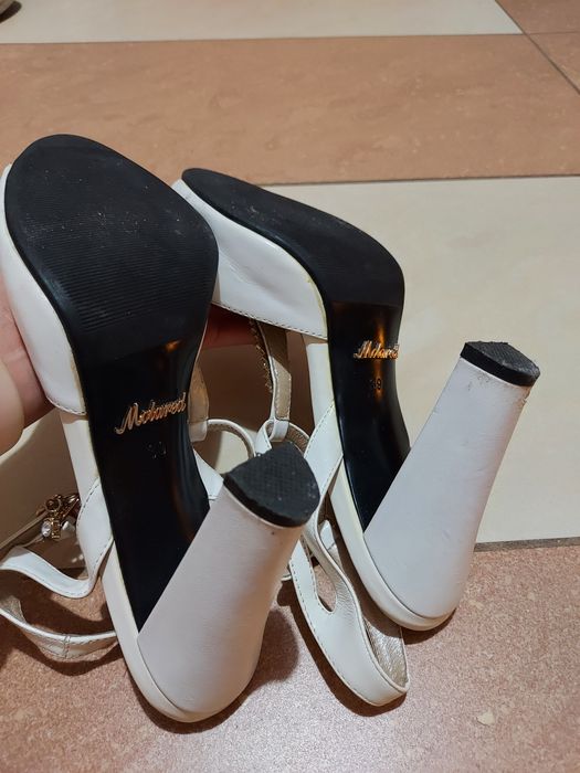 Białe sandały na wysokim obcasie