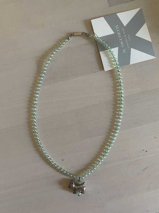 Colar com cãozinho em prata e pérolas verdes claras