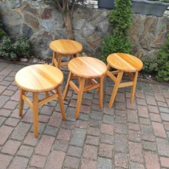 Drewniane taborety 50 cm – solidne, dostępne wiele sztuk