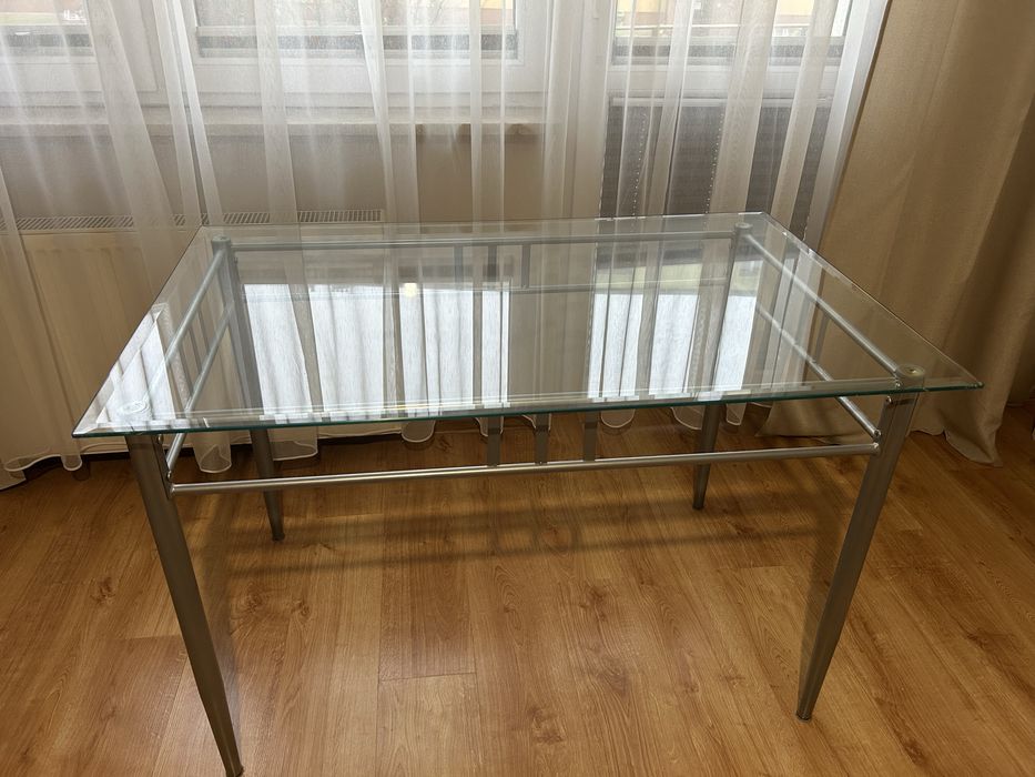 Szklany stół ze srebrnymi nogami