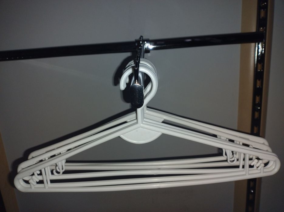 Wieszaki białe na odzież