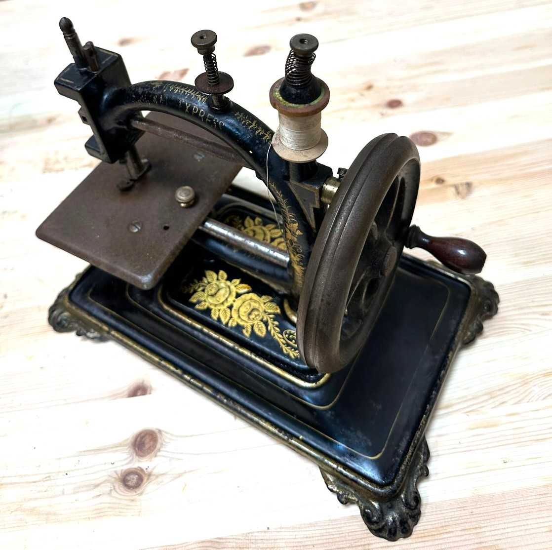 Maquina de costura antiga,de mesa, miniatura, a funcionar