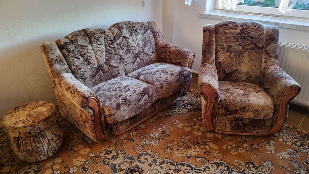 Sofa + 2 fotele + 2 pufy