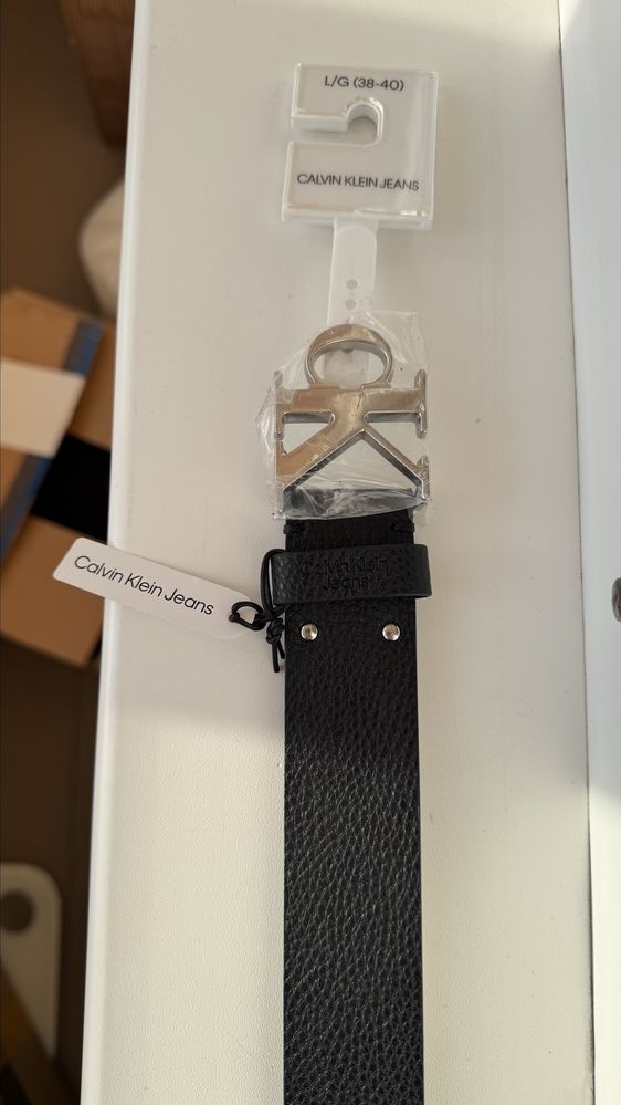 Ремінь новий Calvin Klein Reversible Hammered Plaque Belt