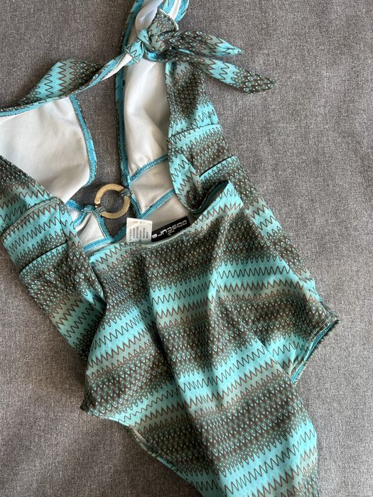 Суцільний жіночий купальник. купальник