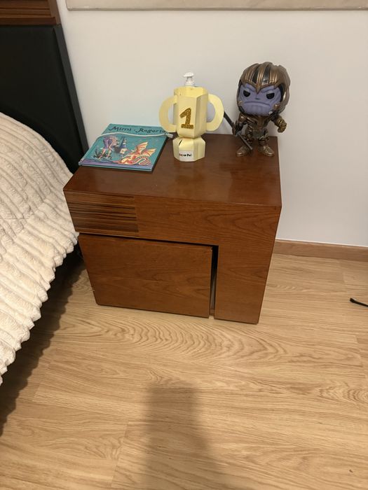 Quarto casal em madeira em bom estado