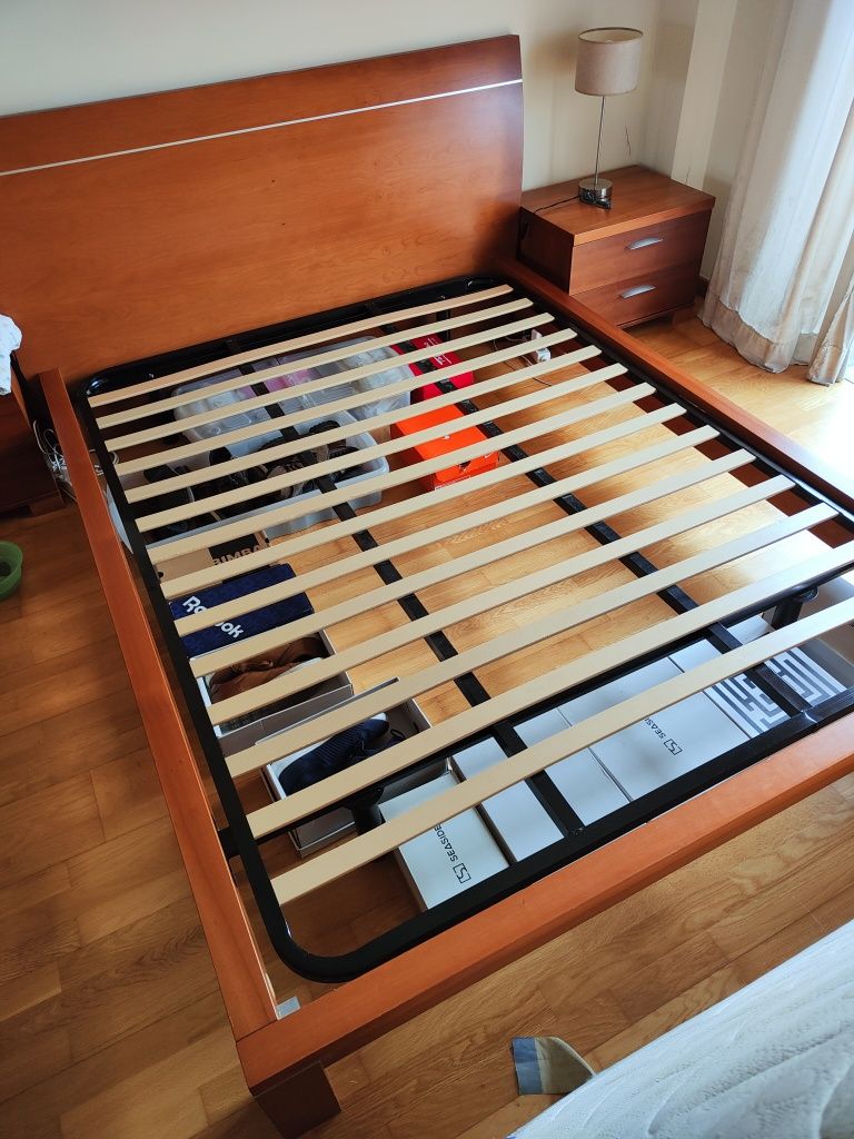 Cama com colchão, estrado e mesas de cabeceira