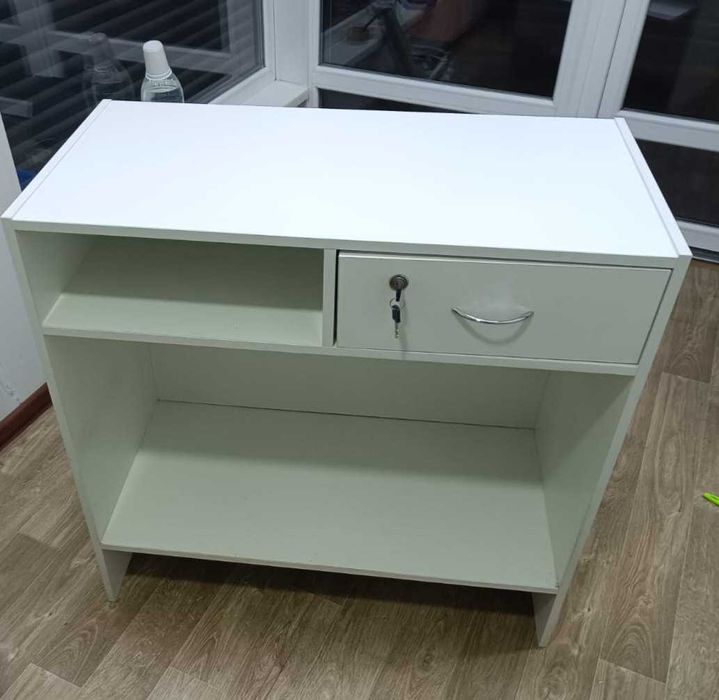 Продам торгівельні стелажі,прилавок.