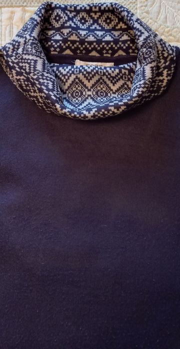 Camisola azul escuro em malha fina