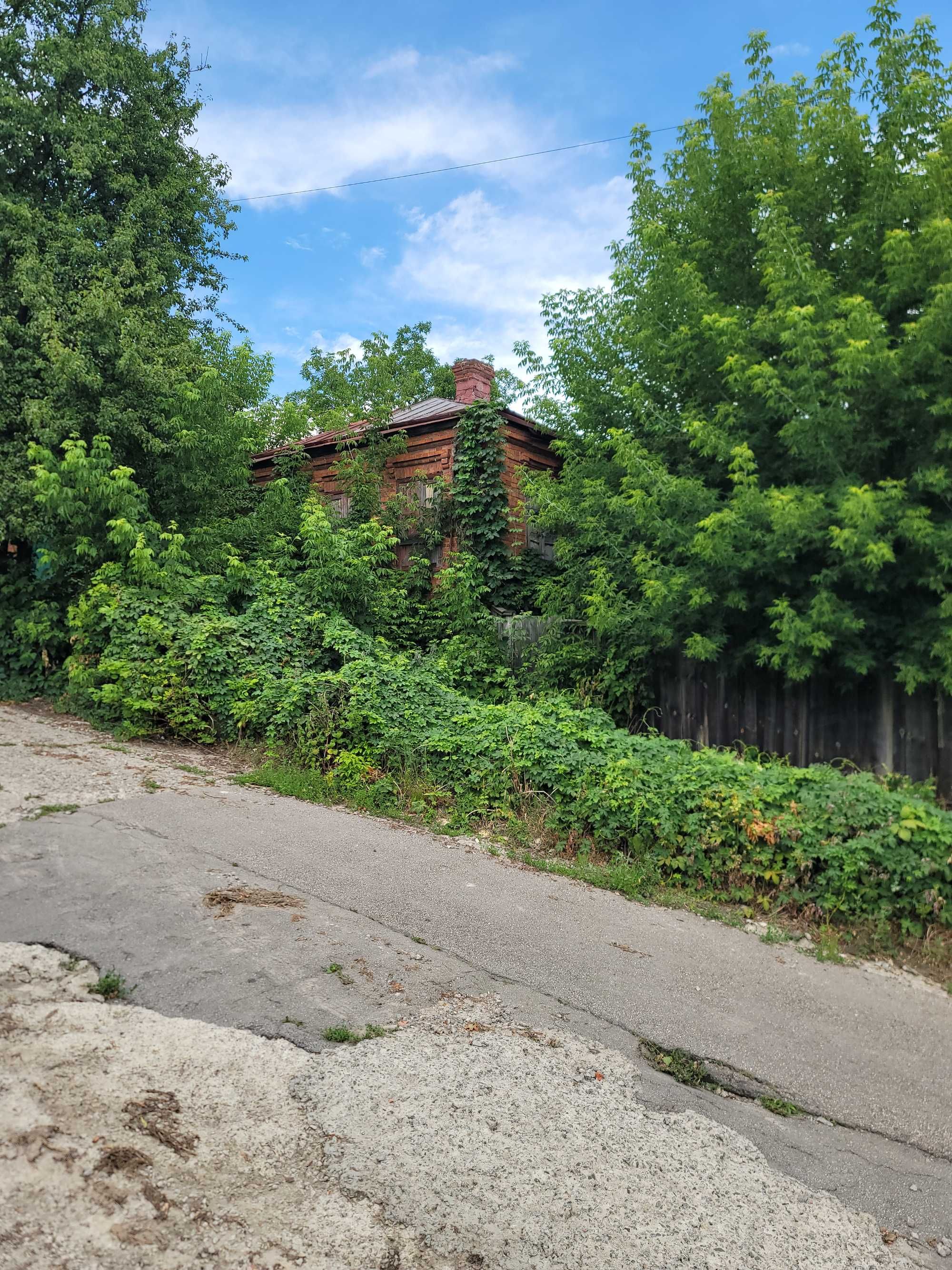 Продам свой ветхий дом в центре