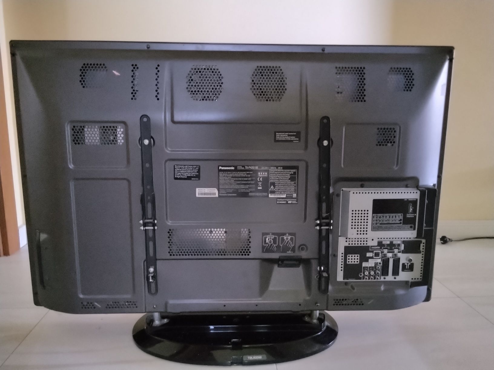Plazma Panasonic TX P42G10E z mi box 3 gen.