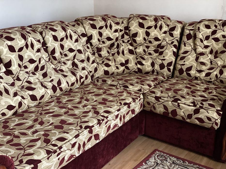 Диван мʼякий кутовий червоного кольору