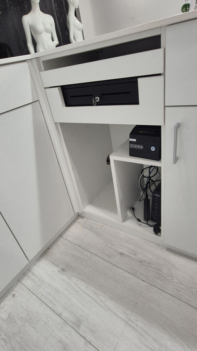 Balcão de loja e estrado em madeira