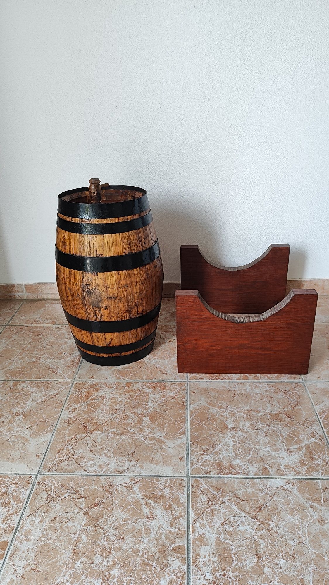 Barril 24 litros com suporte em madeira.