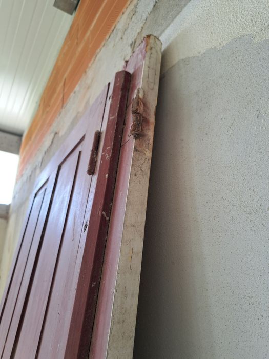 Porta antiga em madeira maciça