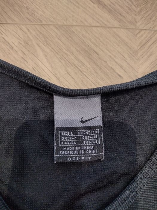 Koszulka sportowa Nike t-shirt dri fit L 40. Z przodu pod biustem zaci