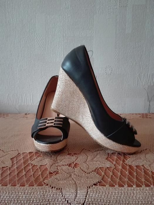 Buty na koturnie - Venezzi - rozm. 39