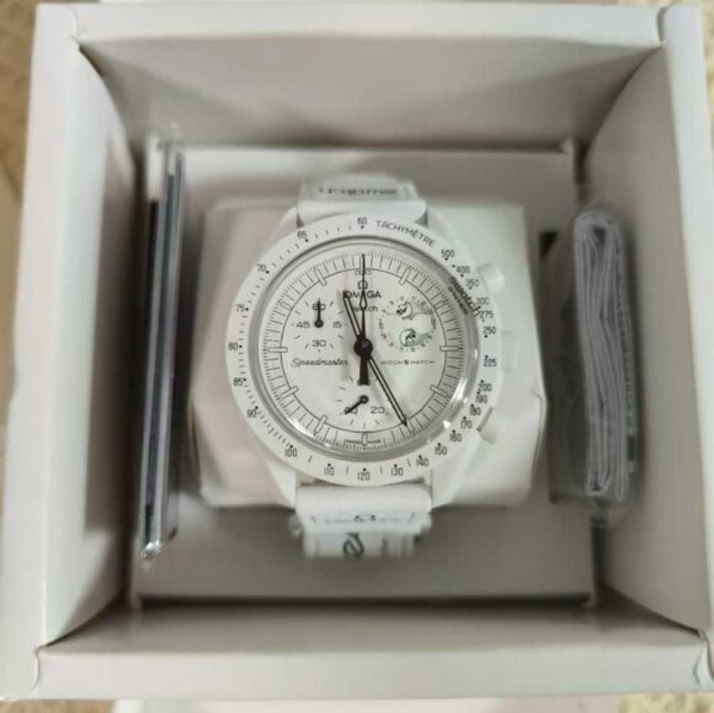 Omega x Swatch Snoopy SO33W700 - Ekskluzywny Box Limitowany