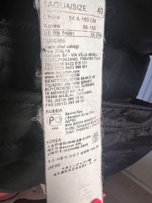 Benetton , taliowany płaszcz puchowy czarny. R. 40- włoskie