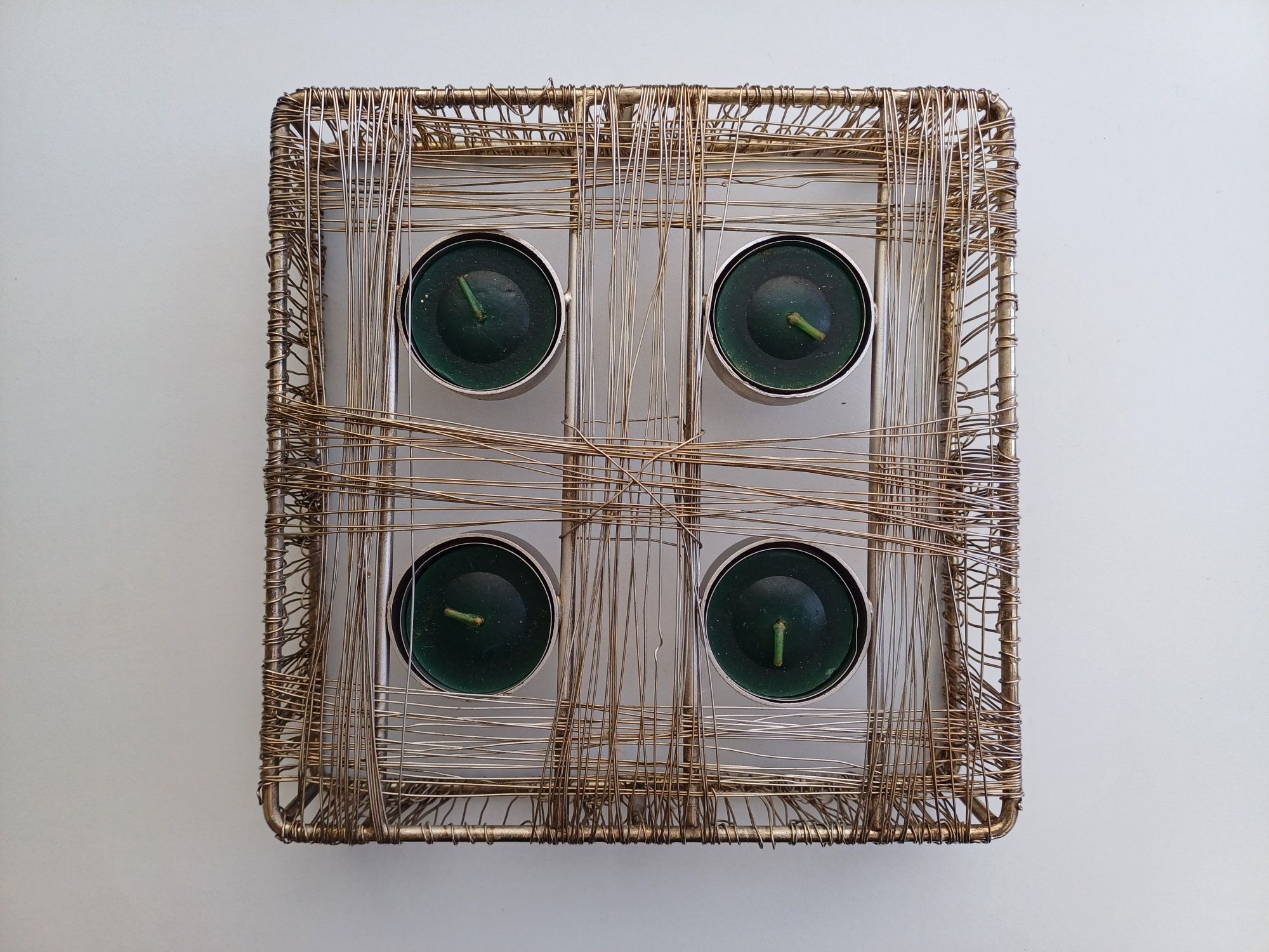 Porta-velas de metal com 4 velas verdes