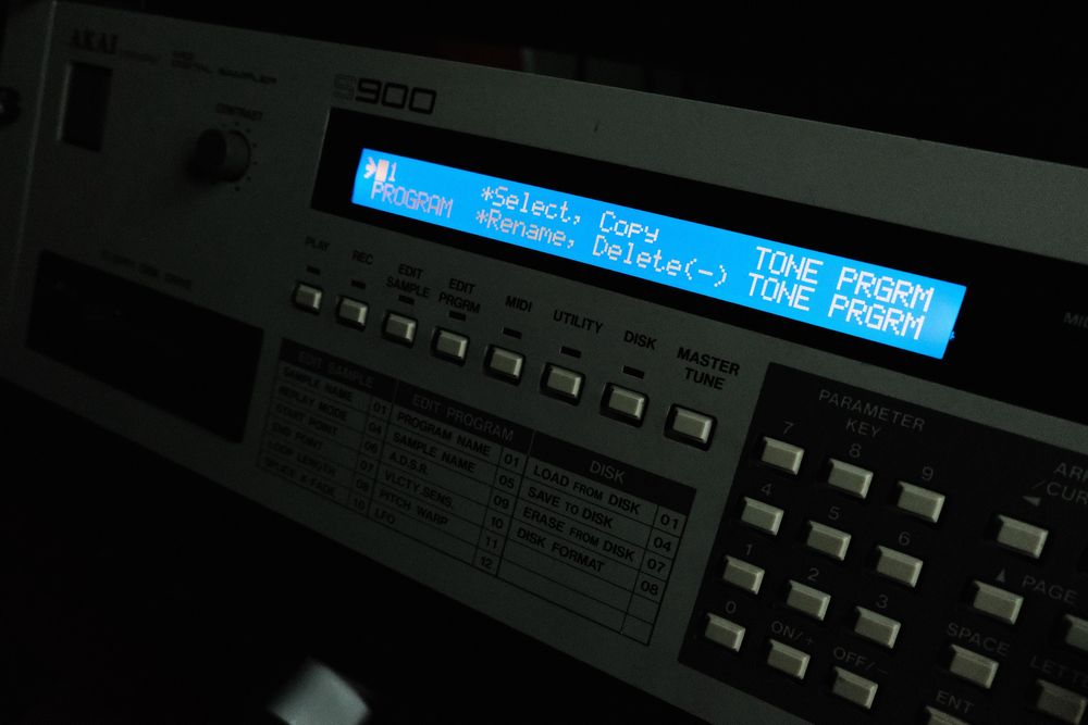 Akai S900 sampler