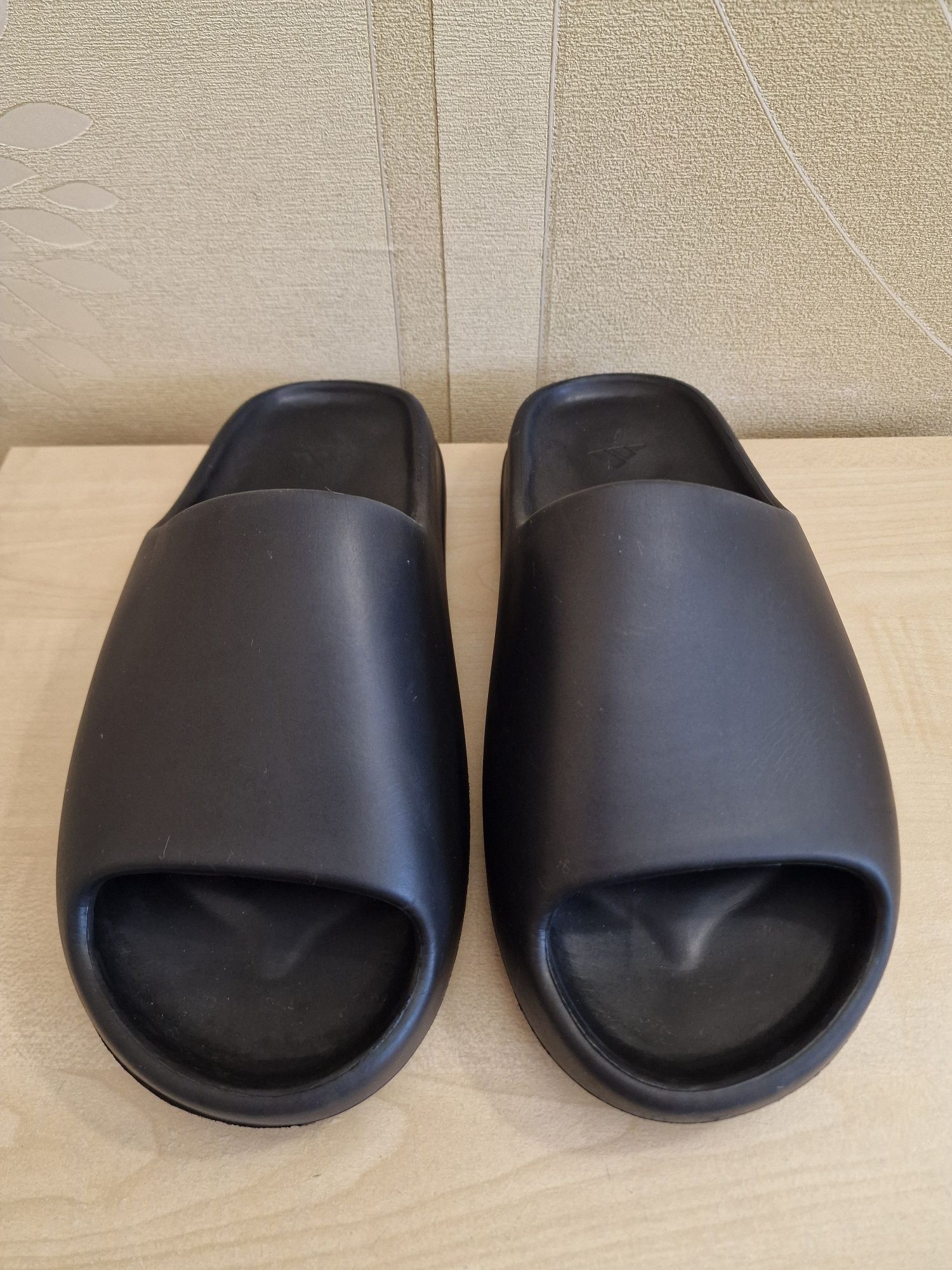 Шльопанці Adidas Yeezy розмір 42 2/3