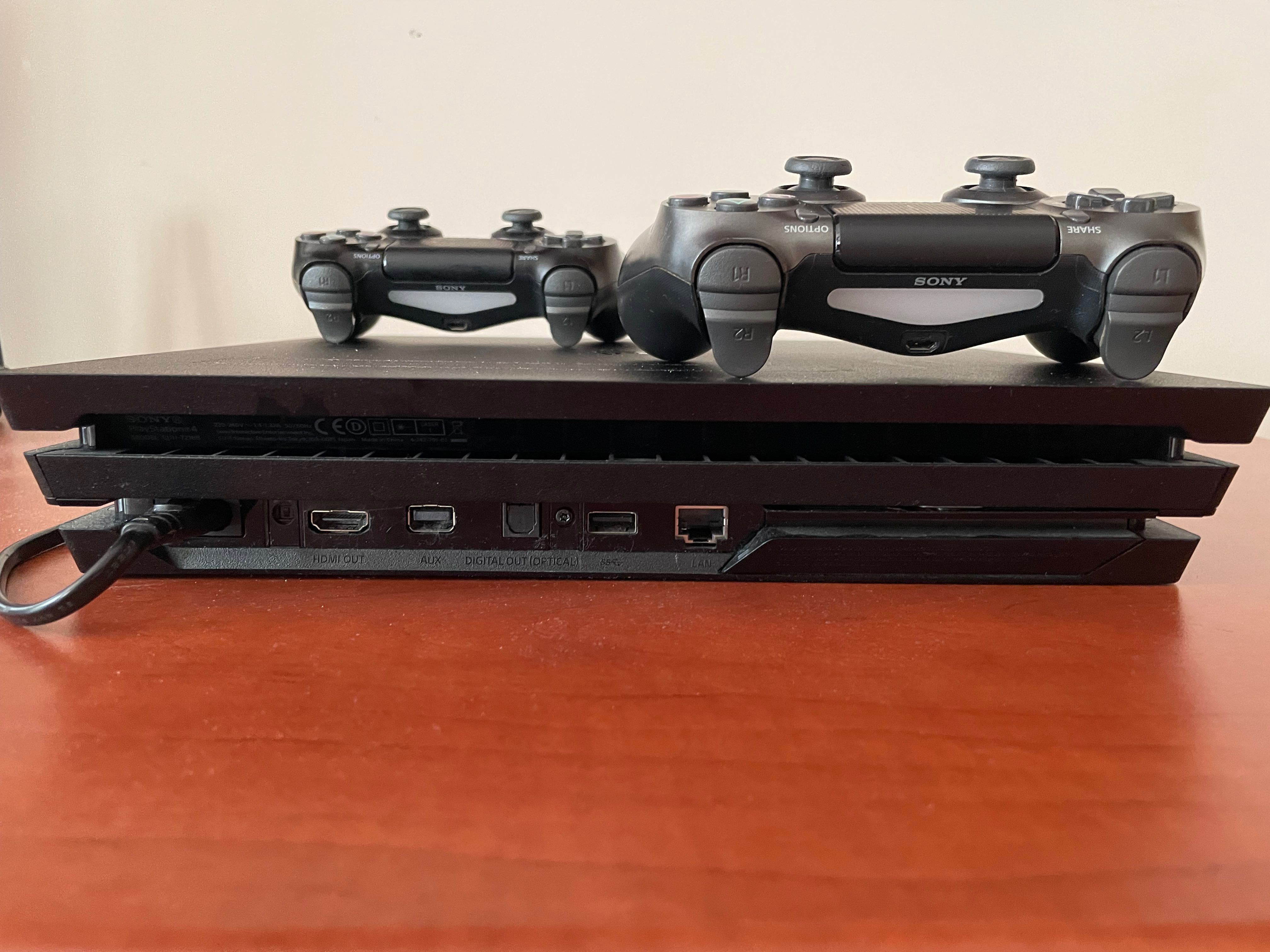 Konsola PS4 Pro CUH-7216B Szybki dysk 1TB SSD Samsung 870 EVO, 2 Pady