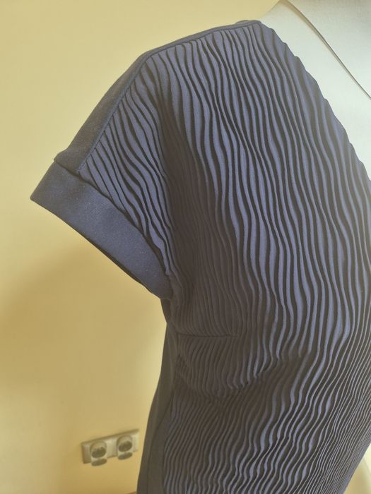 Elegancka klasyczna sukienka dopasowana Reserved  dekoldV granat 36